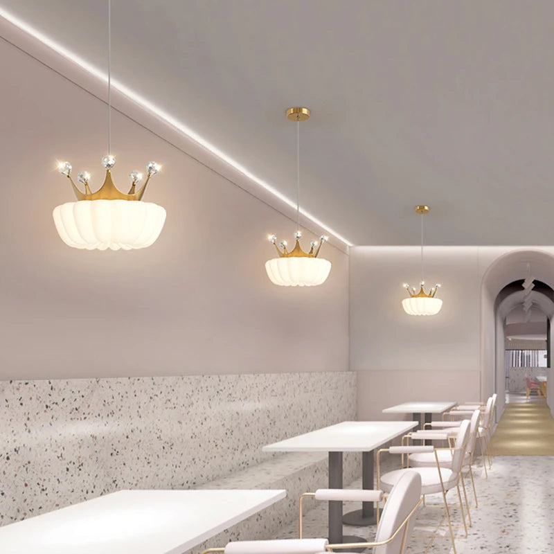 Luxury decorative pendant light with gold crown design - vue 3 sur 13