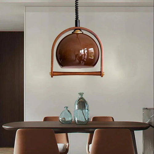 Modern glass and wood pendant light with adjustable height for indoor use - vue 5 sur 8