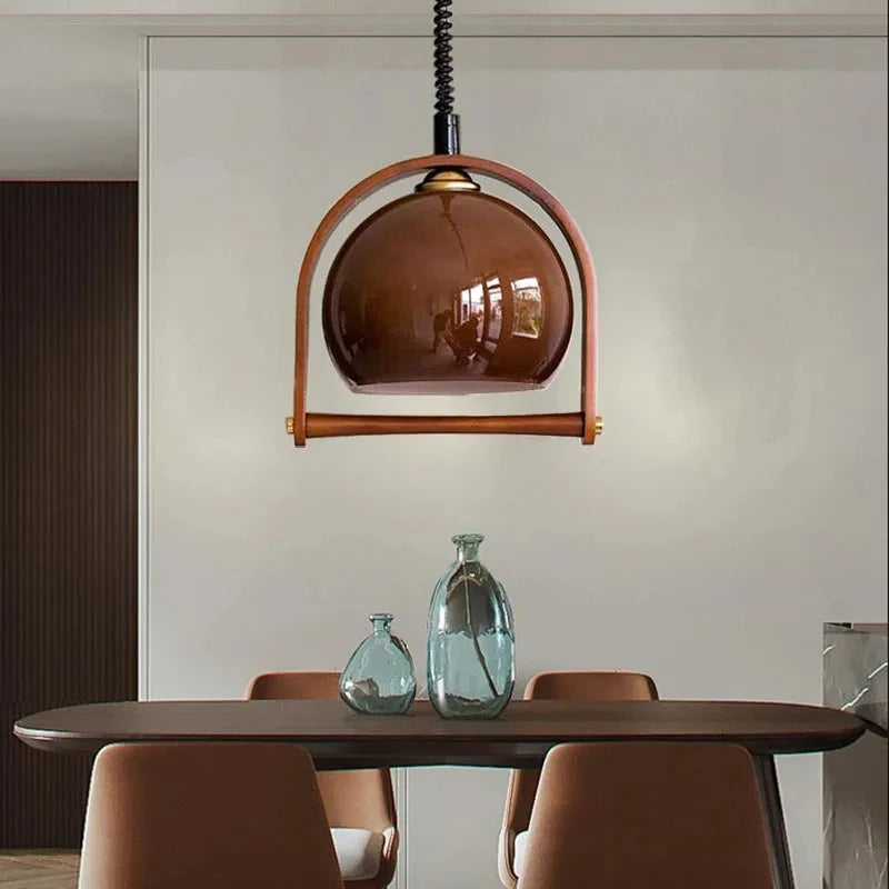 Modern glass and wood pendant light with adjustable height for indoor use - vue 4 sur 8