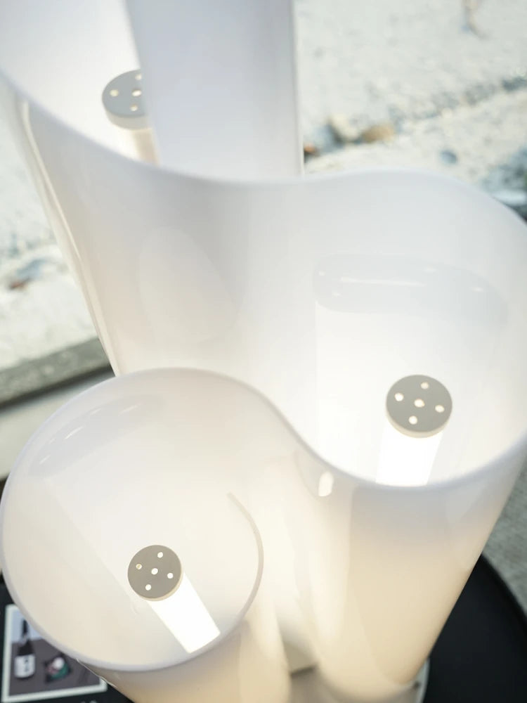Minimalist desk lamp in clear acrylic and decorative aluminium - vue 5 sur 7