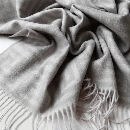 Jacquard wool throw with meander pattern, warm Chinese style - vue 3 sur 5
