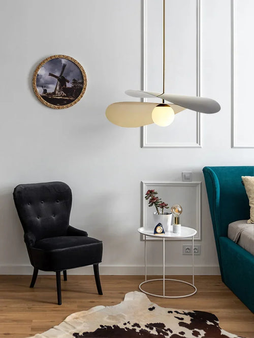 Modern metal and glass pendant light with artistic design - vue 6 sur 7