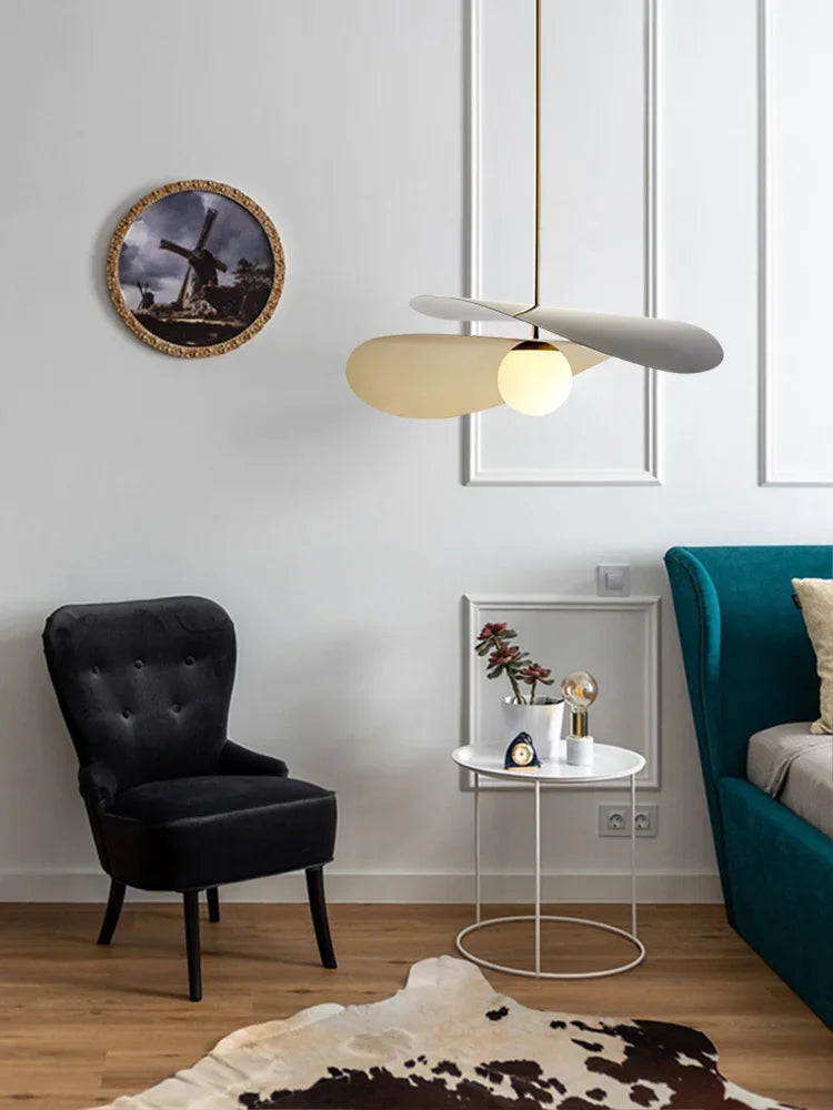 Modern metal and glass pendant light with artistic design - vue 5 sur 7