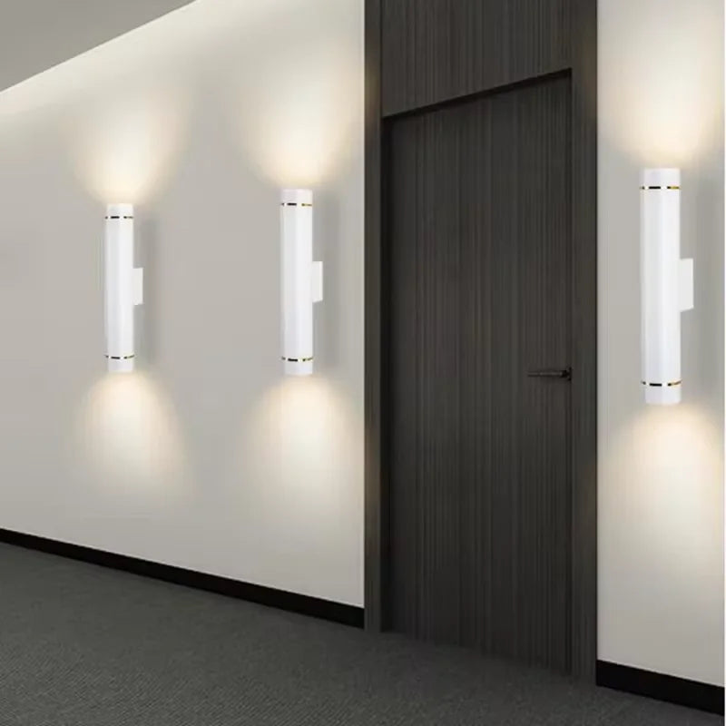modern aluminum wall light for elegant interior lighting - vue 4 sur 8