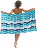 Absorbent lightweight beach towel with abstract wave pattern