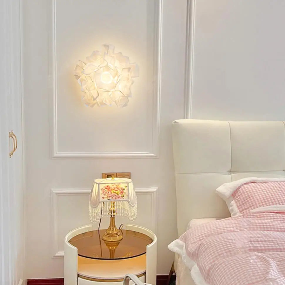 Romantic white flower acrylic LED wall light - vue 3 sur 6