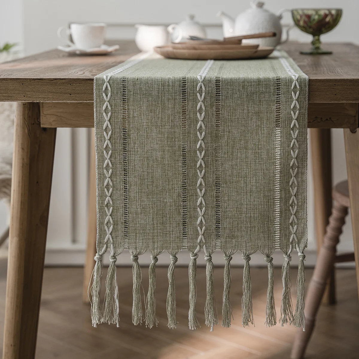 Embroidered bohemian table runner with woven tassels - vue 2 sur 7