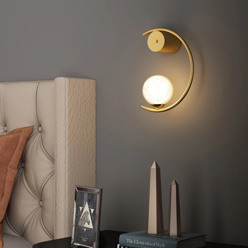 Modern gold metal wall light for a minimalist atmosphere - vue 4 sur 8