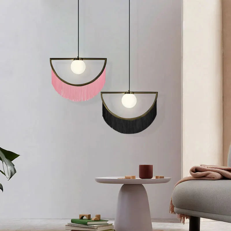 Heart-shaped table lamp with pink tassel in creative nordic style - vue 3 sur 12