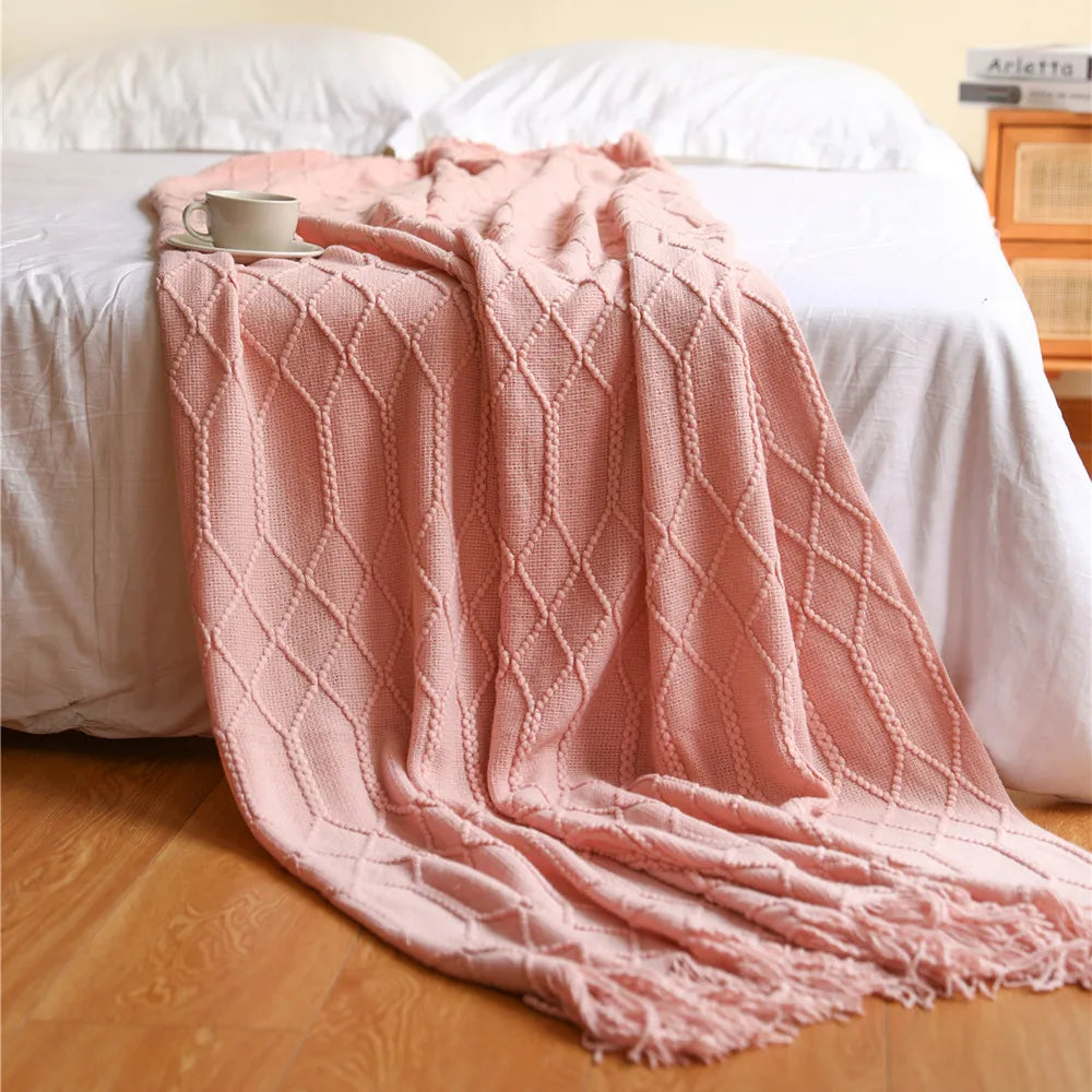 Jacquard knitted throw with tassels and check pattern