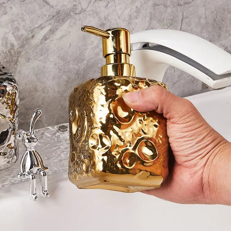 golden ceramic bottle with moon decor for lotion - vue 5 sur 11