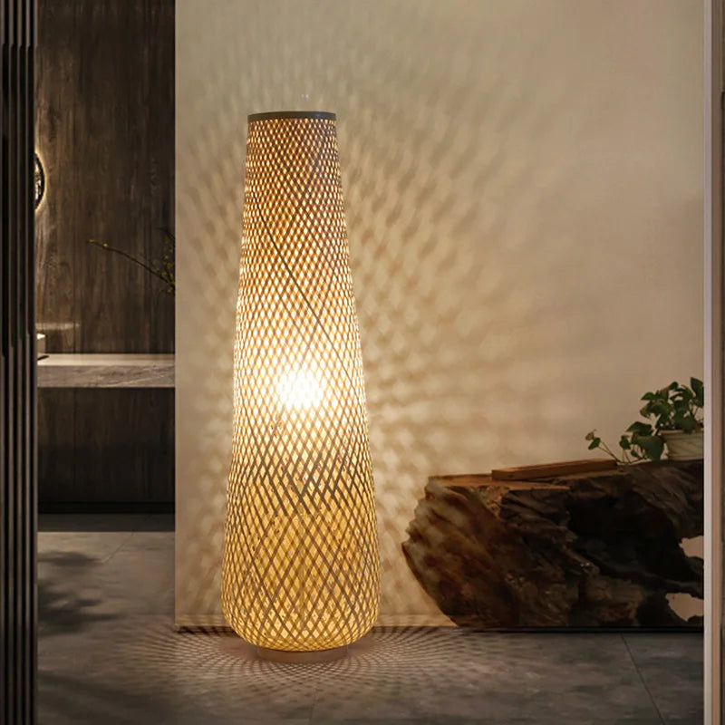 Cylindrical bamboo and wicker floor lamp with retro wooden weave - vue 3 sur 9