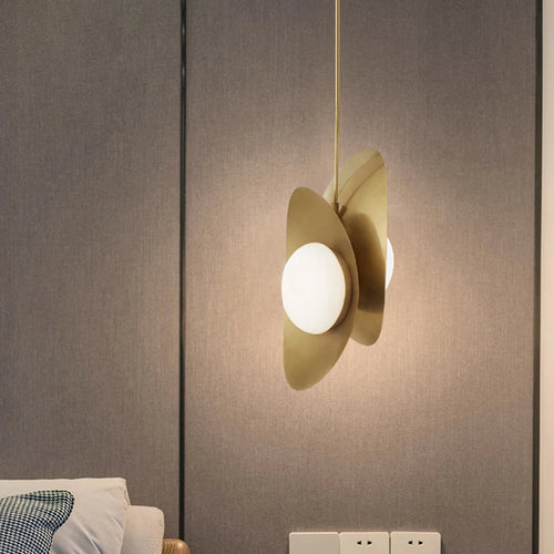 Small metal pendant light with modern glass globe - vue 3 sur 8