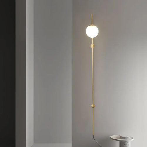 Minimalist brass wall light for multiple uses - vue 4 sur 9