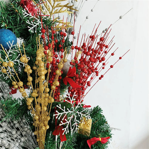 Festive New Year 2024 decoration with sparkling berries and flowers - vue 3 sur 15