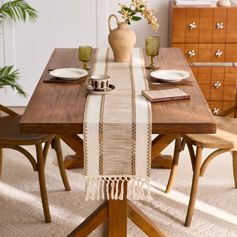 Boho khaki macramé table runner with tassels - vue 6 sur 7