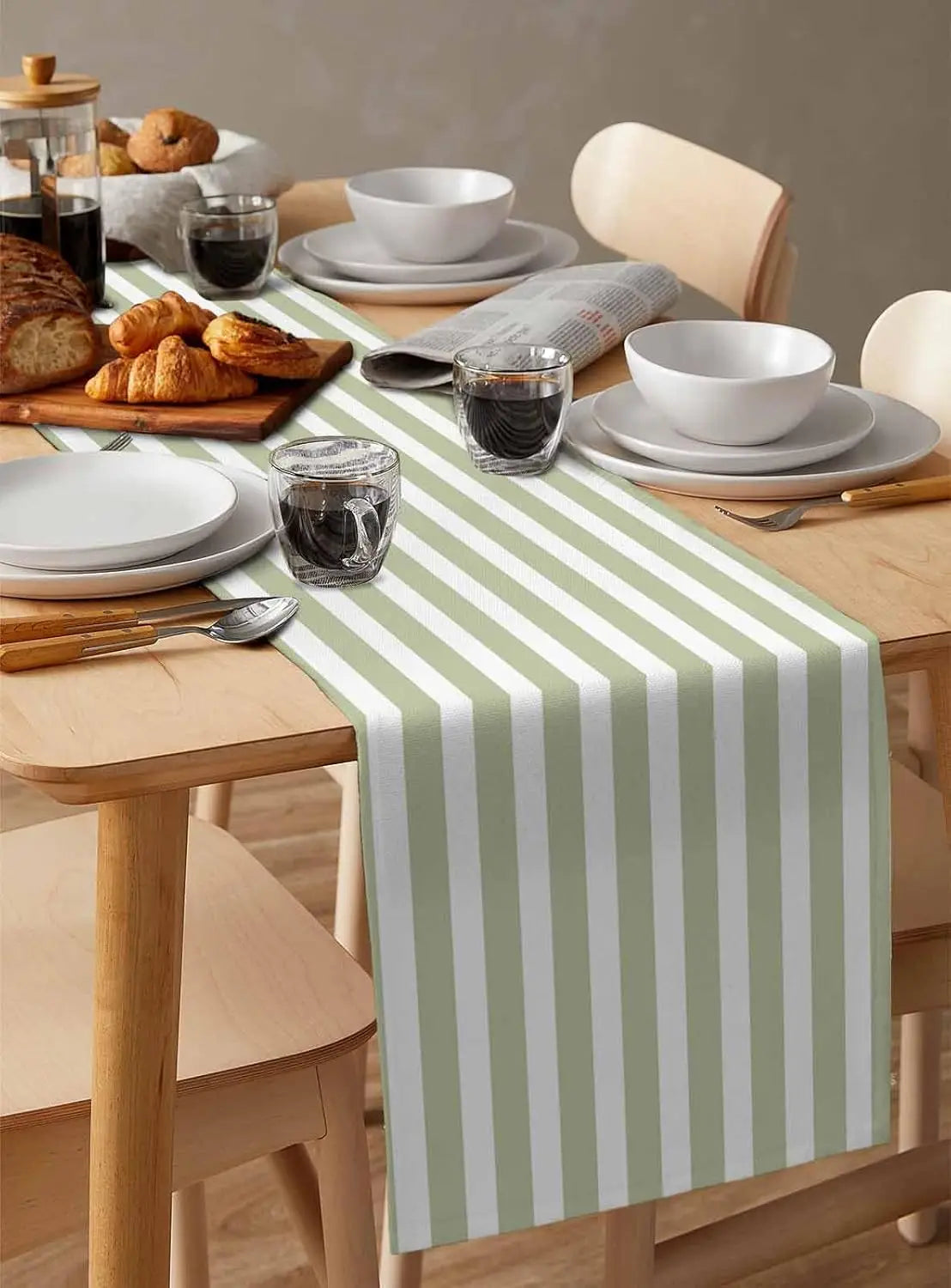 Sage green striped linen table runner farmhouse style - vue 5 sur 6