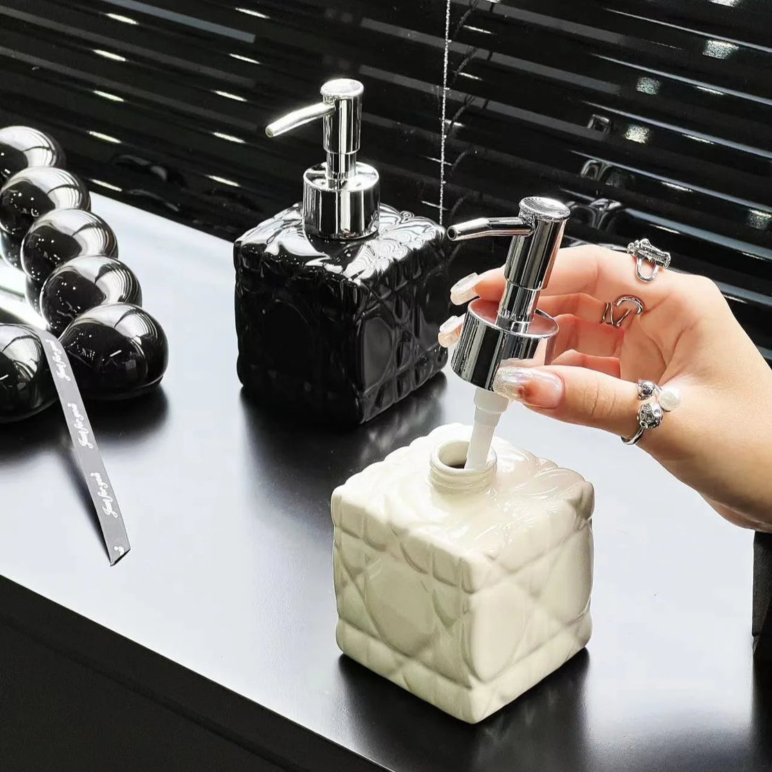 luxury refillable shampoo dispenser for bathroom