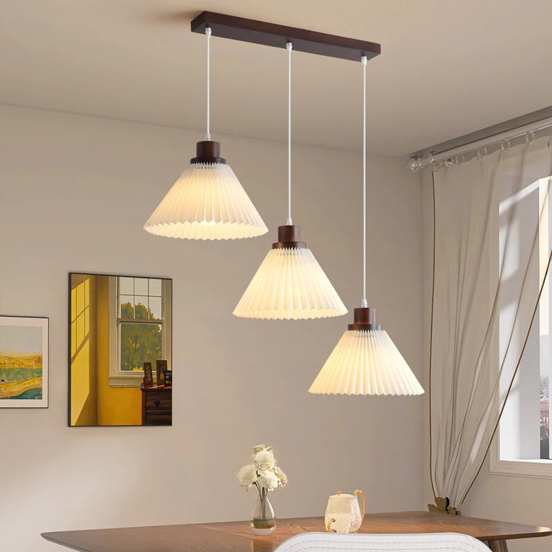 Modern Nordic pleated fabric chandelier with wooden base - vue 6 sur 14