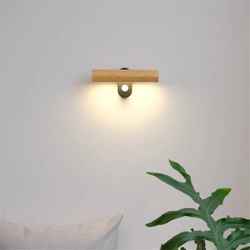 Nordic minimalist rotating wooden LED wall light - vue 2 sur 8