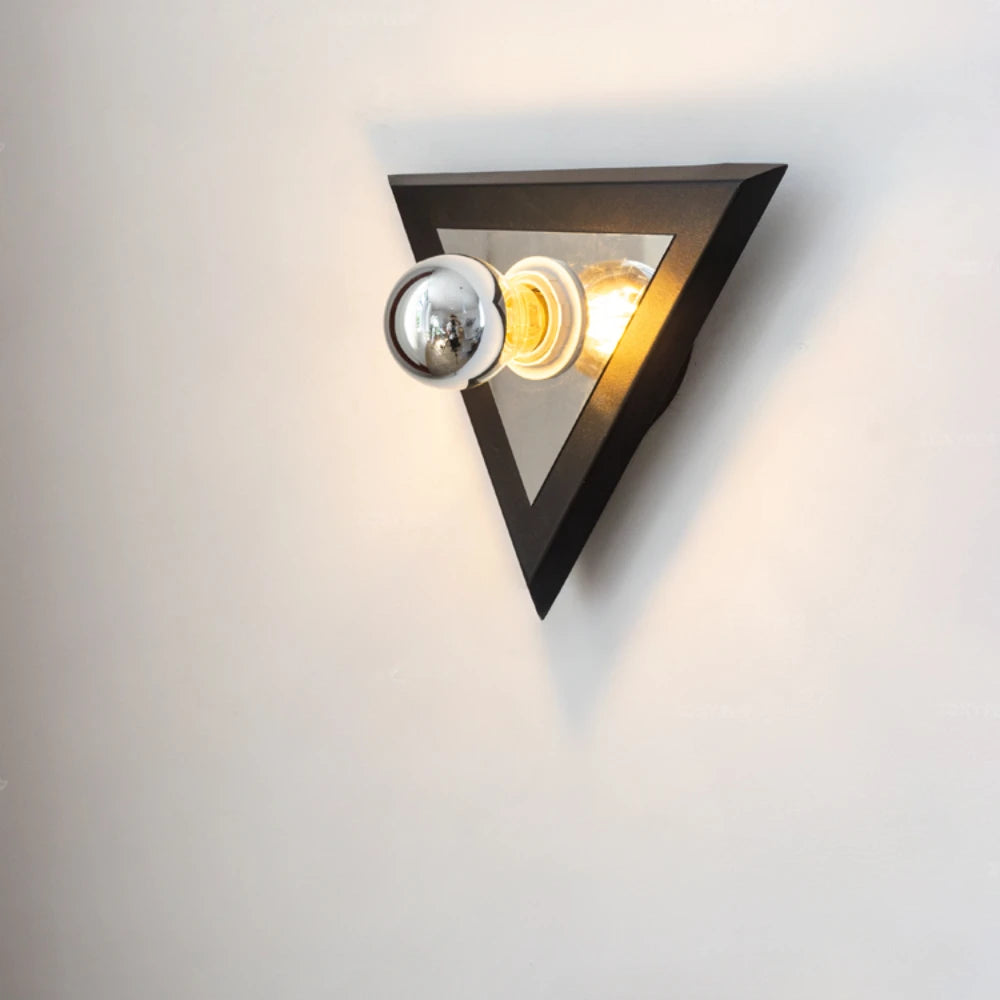 Modern triangular LED wall light for interior decoration - vue 4 sur 7
