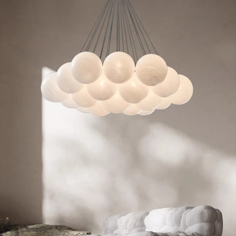 Modern design LED pendant chandelier with suspended globes - vue 3 sur 9
