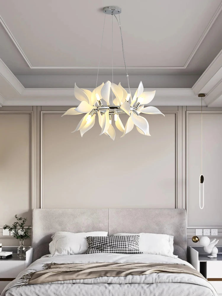 Square ceramic chandelier with hanging flower petals - vue 6 sur 14