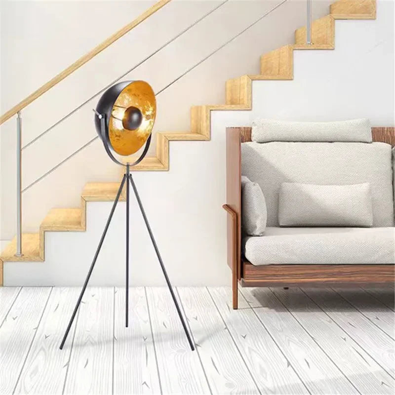 Adjustable industrial floor lamp with flexible tripod for modern interiors - vue 5 sur 8