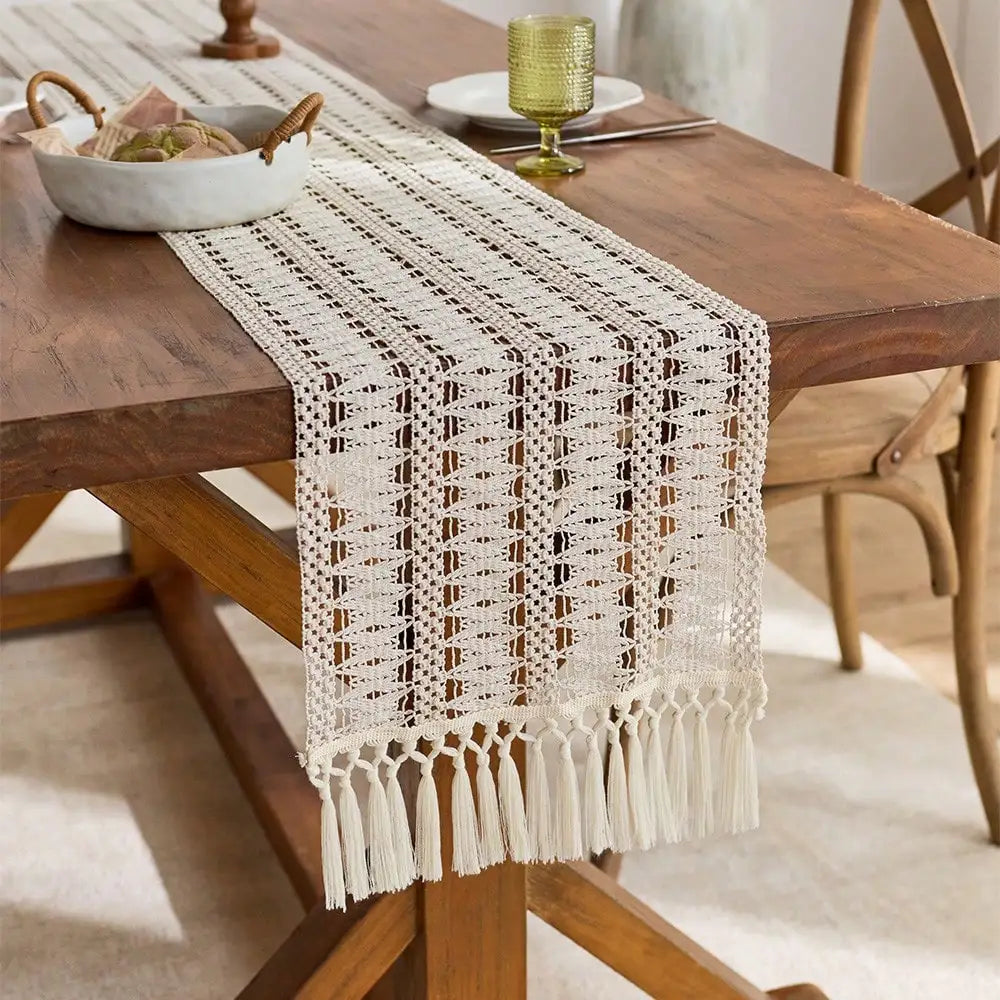 Beige boho table runner with tassels and geometric pattern - vue 3 sur 7