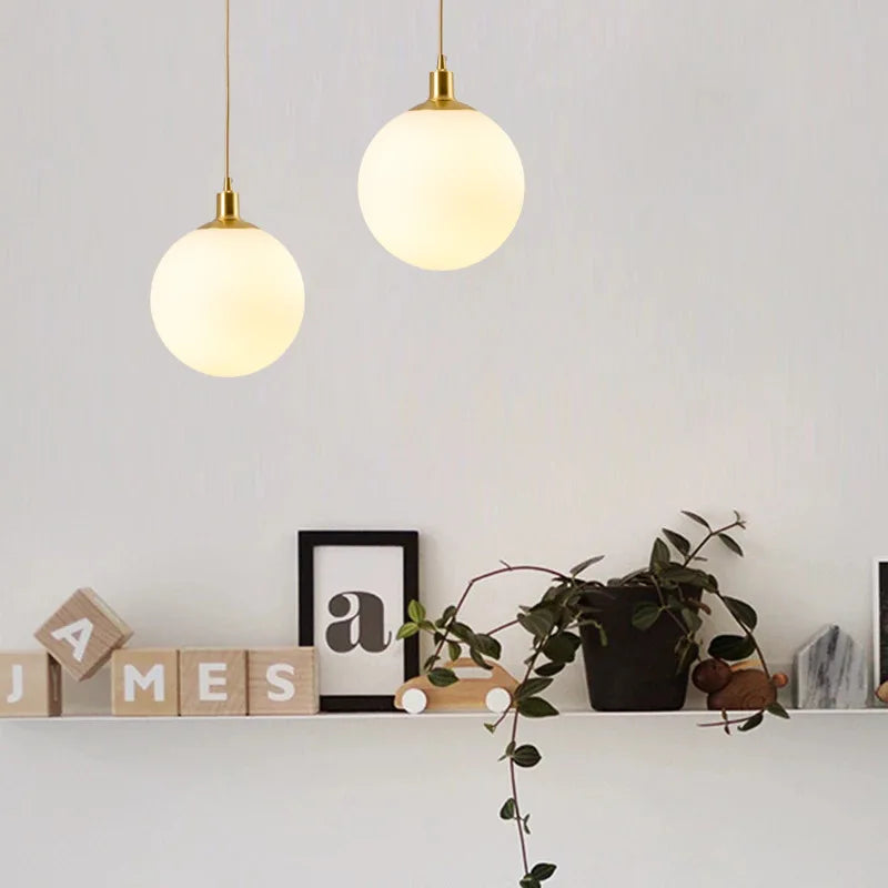 Minimalist brass pendant light with milky glass orb - vue 4 sur 9