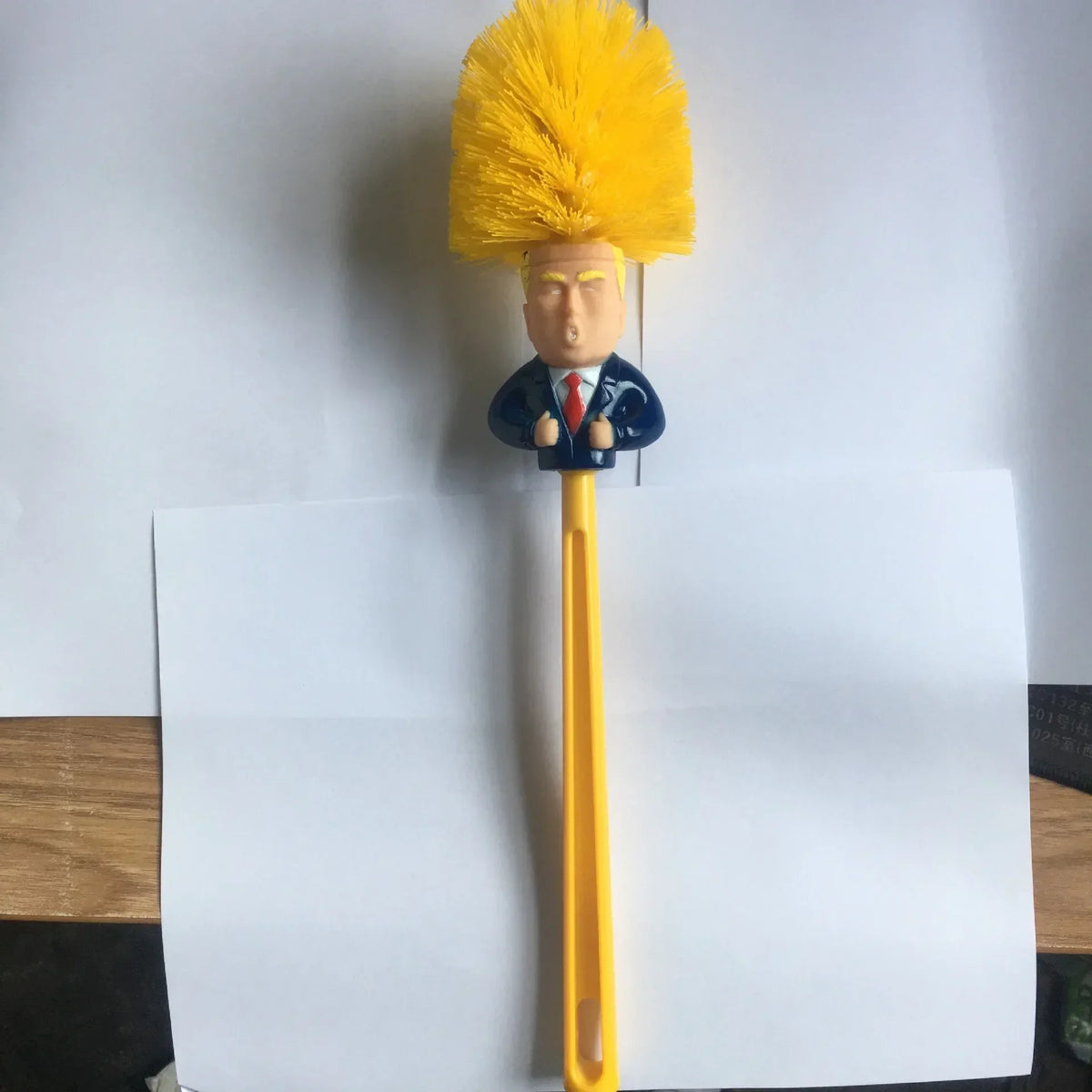 Trump toilet cleaning brush funny and practical - vue 8 sur 10