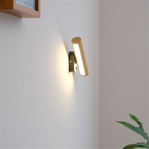 Minimalist nordic wooden rotating wall light with LED switch - vue 4 sur 8