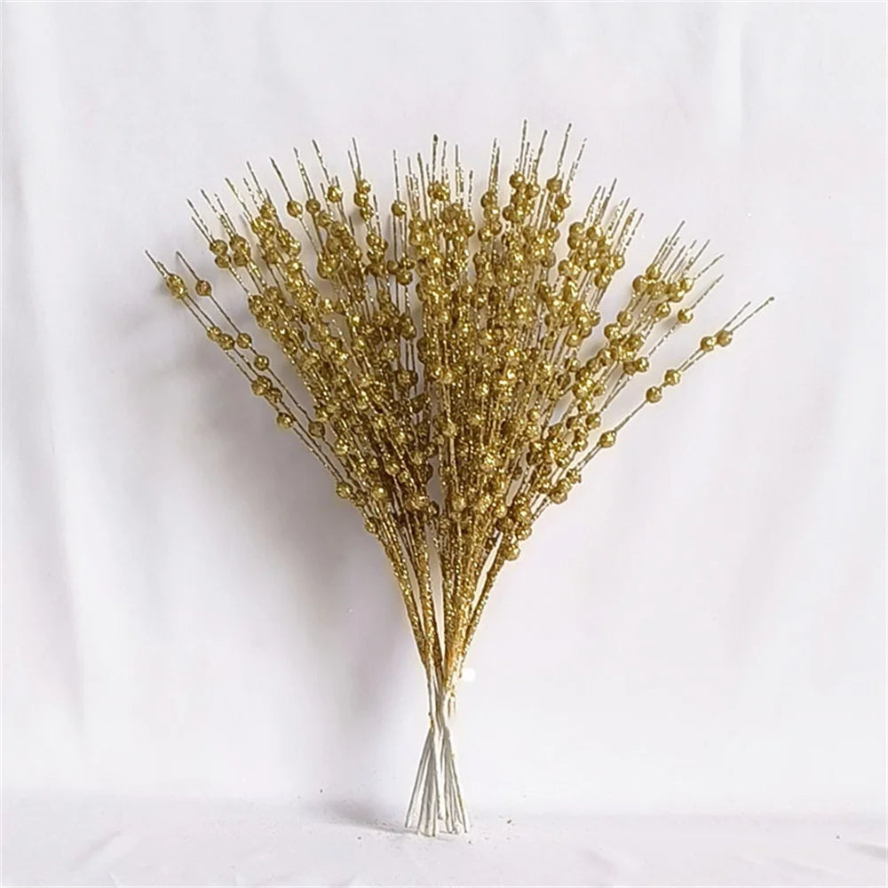 Festive New Year 2024 decoration with sparkling berries and flowers - vue 4 sur 15