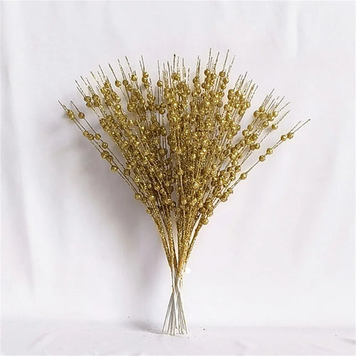 Festive New Year 2024 decoration with sparkling berries and flowers - vue 5 sur 15
