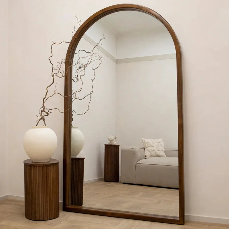 Decorative circular mirror for an elegant boho atmosphere