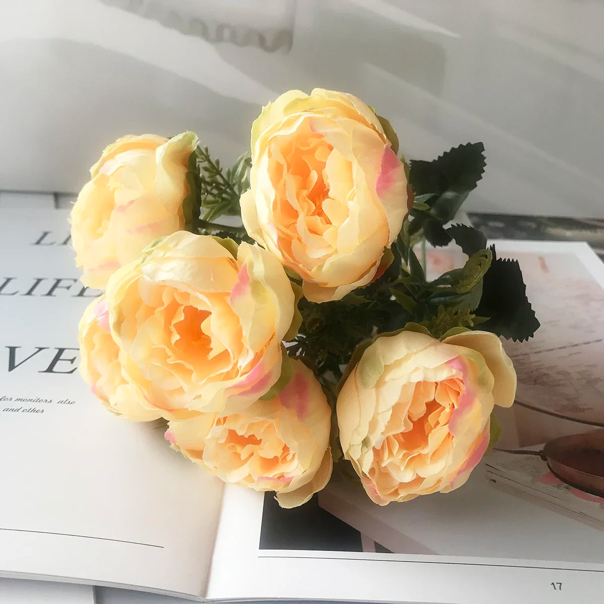 Small artificial flower bouquet for spring decoration and weddings - vue 6 sur 37