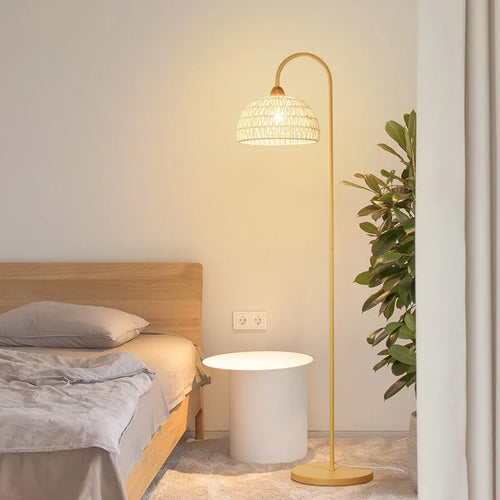 Vintage rattan floor lamp for indoor ambient lighting - vue 5 sur 7