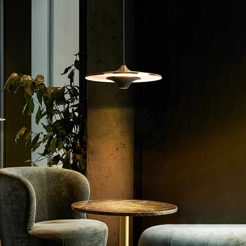 Simple designer flying saucer LED pendant light for indoor use - vue 4 sur 11