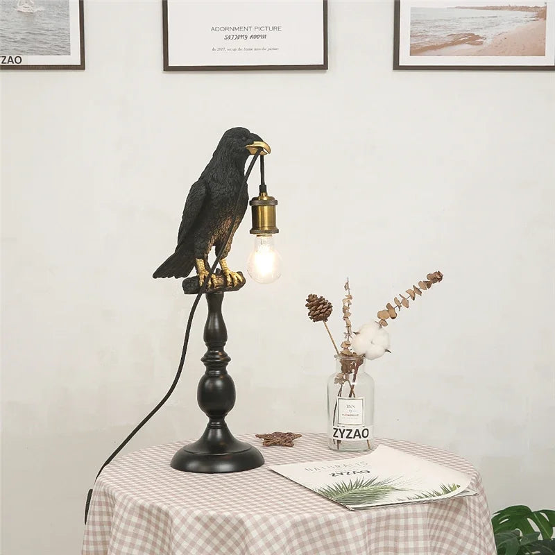 Modern resin bird-shaped desk lamp with golden beak - vue 3 sur 7