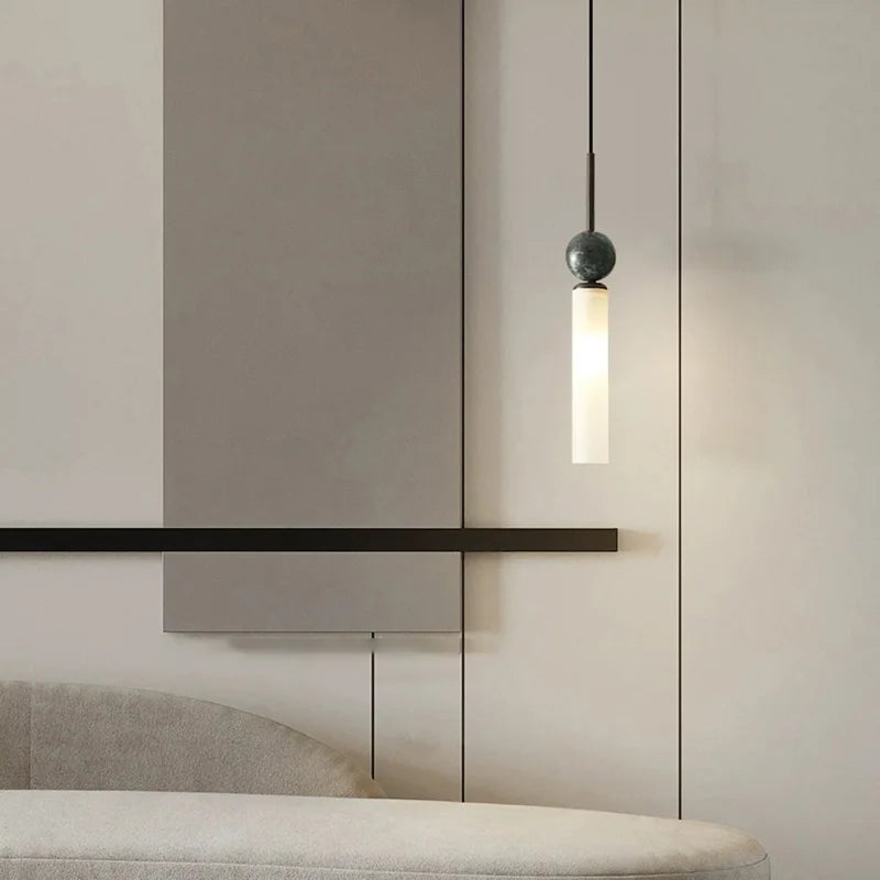 lustre simple et moderne en laiton avec boule en acrylique - vue 5 sur 16