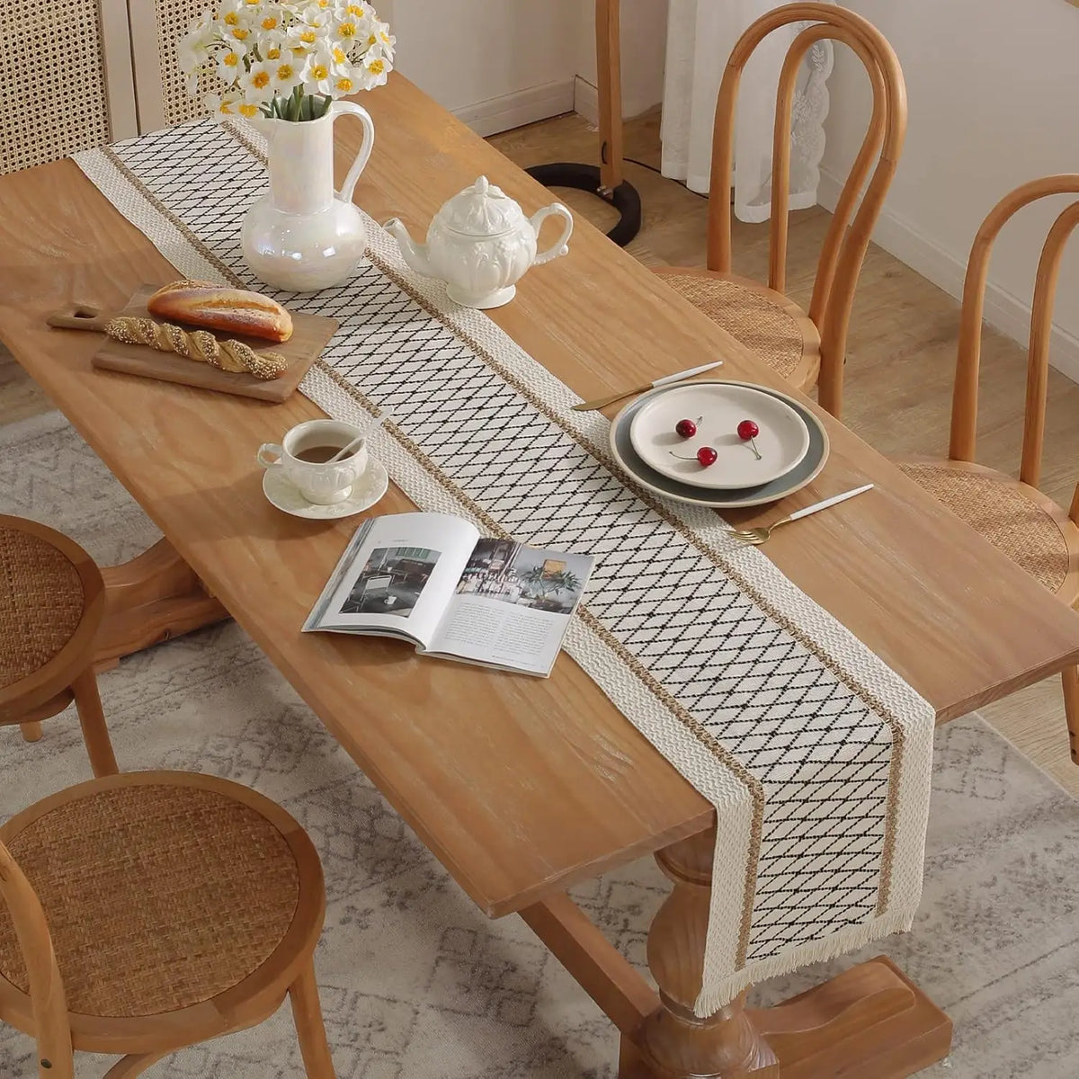 Beige boho table runner with geometric patterns and tassels - vue 4 sur 7