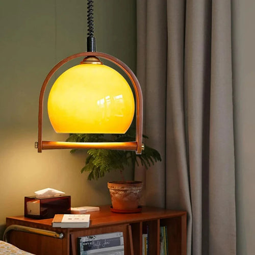 Modern glass and wood pendant light with adjustable height for indoor use - vue 3 sur 8