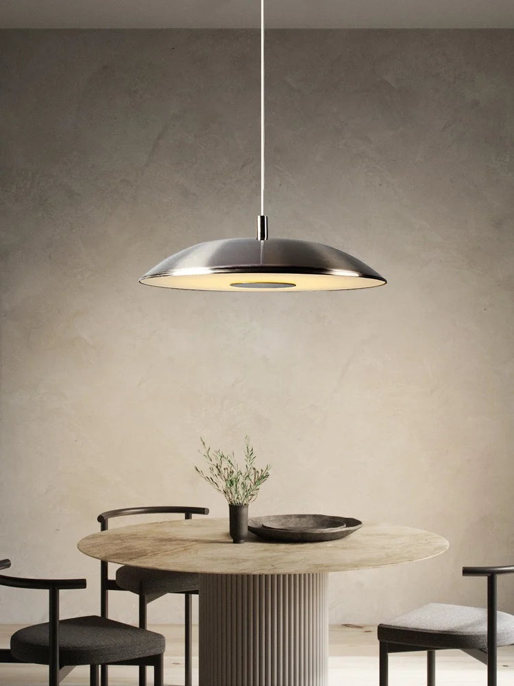 Minimalist circular pendant light with flying saucer design - vue 3 sur 12
