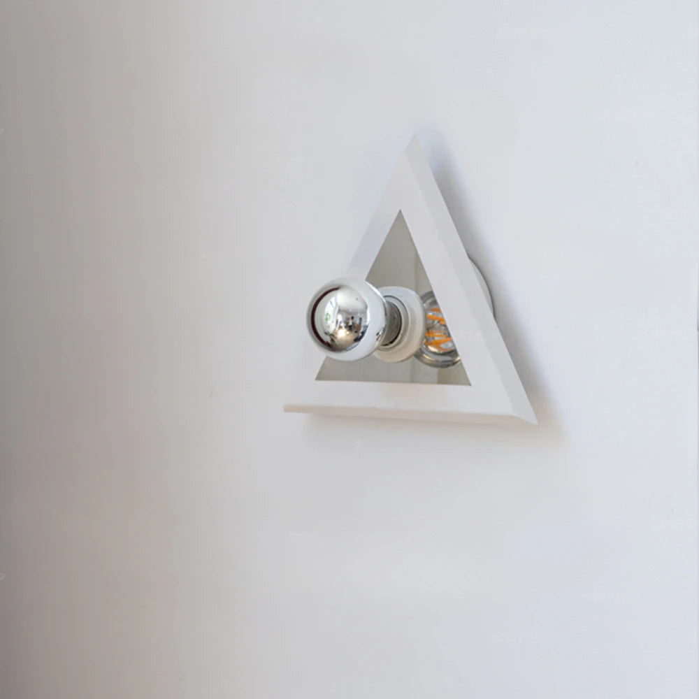 Modern triangular LED wall light for interior decoration - vue 3 sur 7