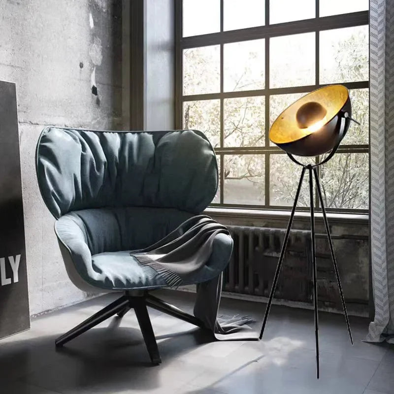 Adjustable industrial floor lamp with flexible tripod for modern interiors - vue 3 sur 8