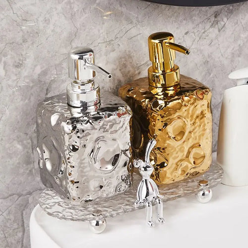 golden ceramic bottle with moon decor for lotion - vue 2 sur 11