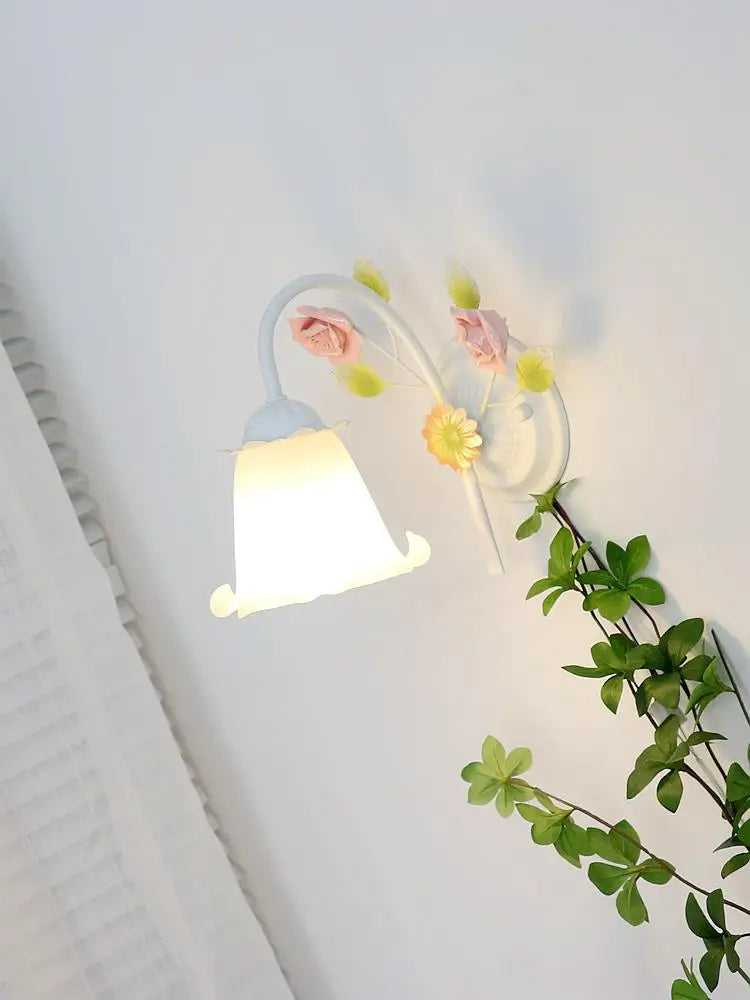 Modern floral wall light for warm decorative lighting - vue 8 sur 8