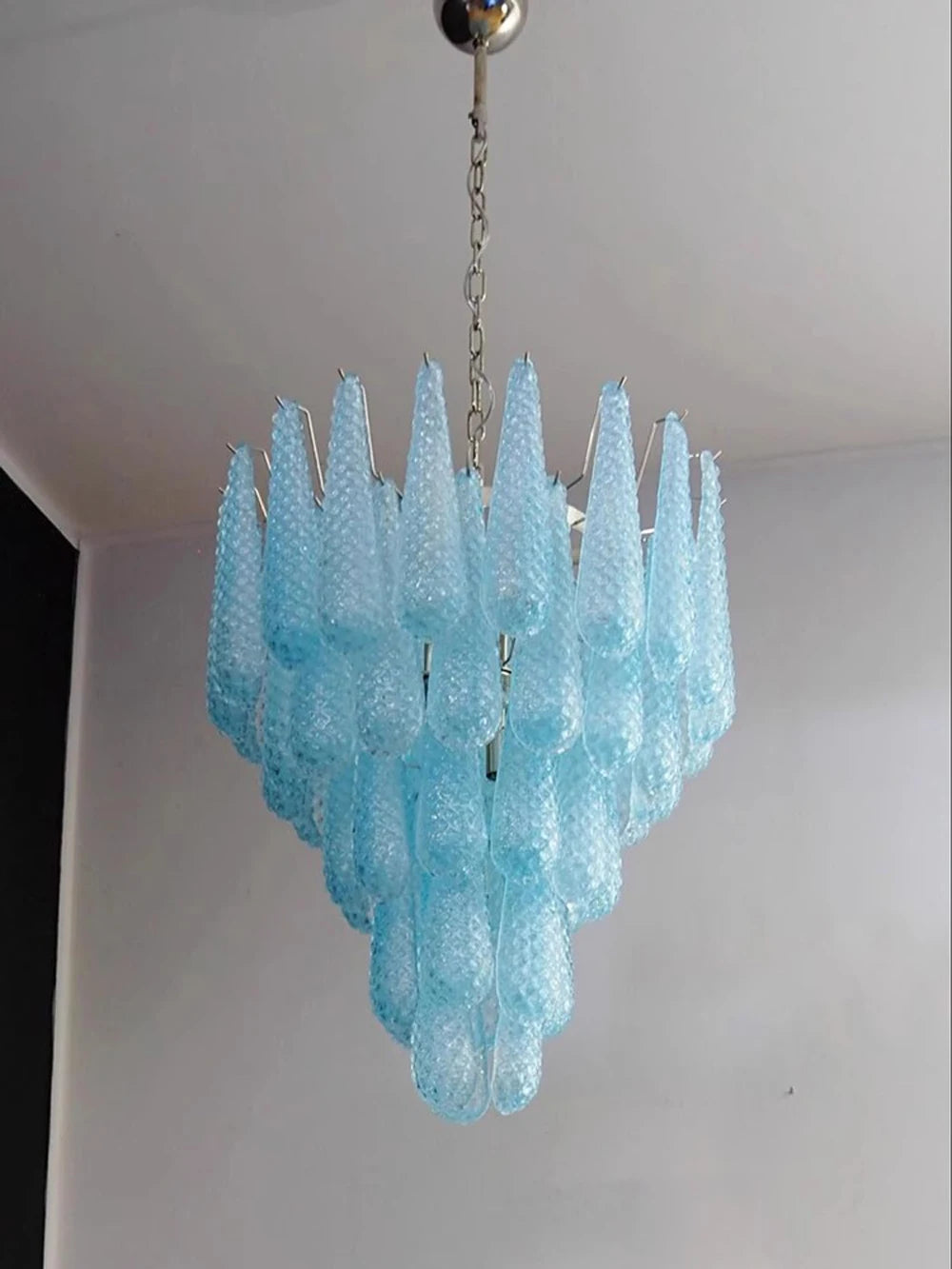 Coloured glass pendant with decorative leaf for chic interiors - vue 3 sur 12