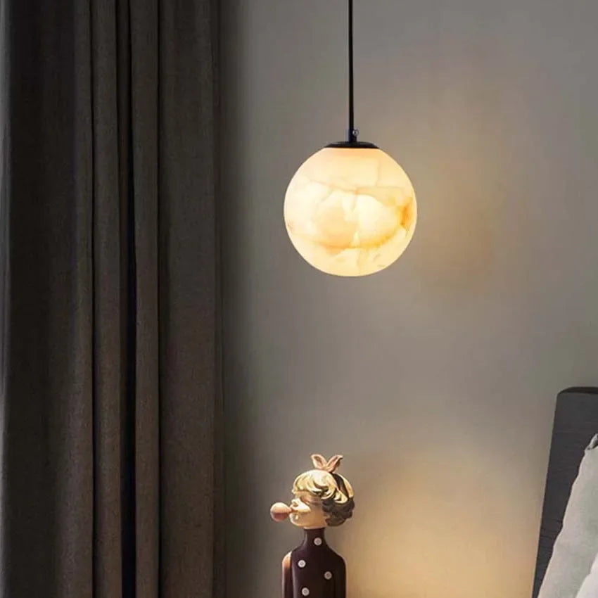 Nordic marble pendant light with elegant suspended globe - vue 6 sur 7