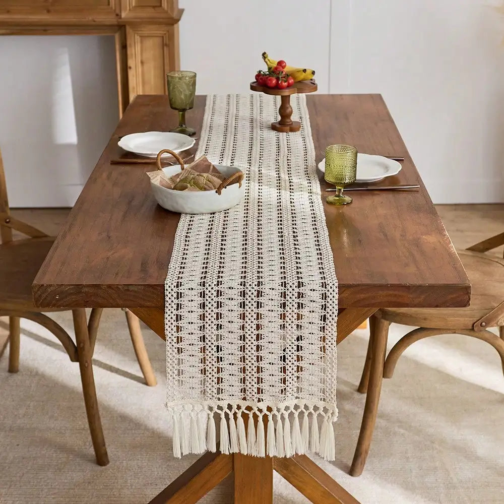 Beige boho table runner with tassels and geometric pattern - vue 5 sur 7